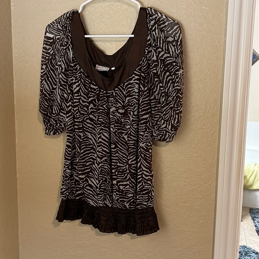 Patterned brown and white blouse